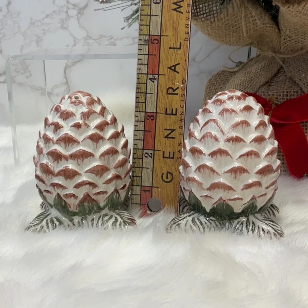 Pinecone salt and pepper shakers - Picture 9 of 9